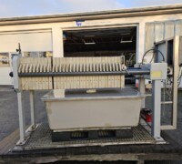 Artikel Nr.: 30351<br><br> 15 bar Kammerfilterpresse mit geschlossenem Filtratablauf und abgedichteten Filterplatten, Laborfilterpresse<br><br>Aquachem<br><br>